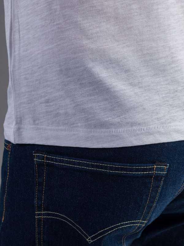 Dettaglio t-shirt bianca cotone fiammato e jeans urban streetwear uomo