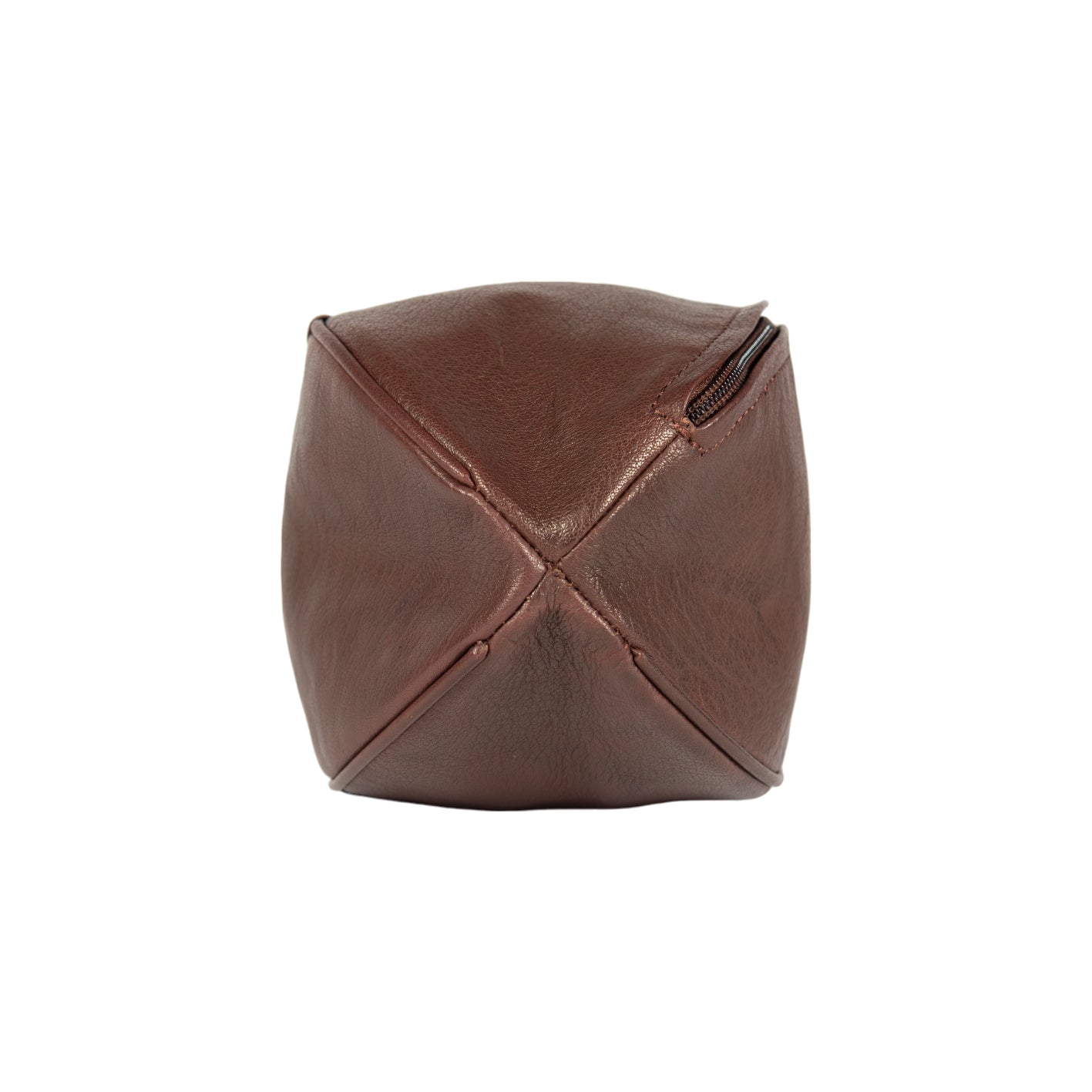 K0011BB | Beauty Case "Palla da Rugby" in Vera Pelle - Colore: Testa Moro - Elastico interno ferma flaconi - Chiusura con lampo - Dimensioni: cm 35 x 14 x 14- Confezione: Sacchetto Tnt-1