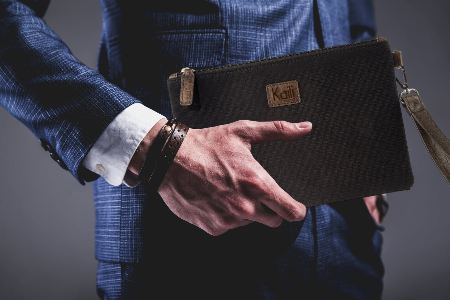 K0027AB | Wrist Bag in Canvas/Genuine Volanata Full Grain Leather - Black/Dark Brown Color - Polished Nickel Accessories. Dimensions: 25.5 x 17.5 x 1 cm - Packaging: TNT bag-4