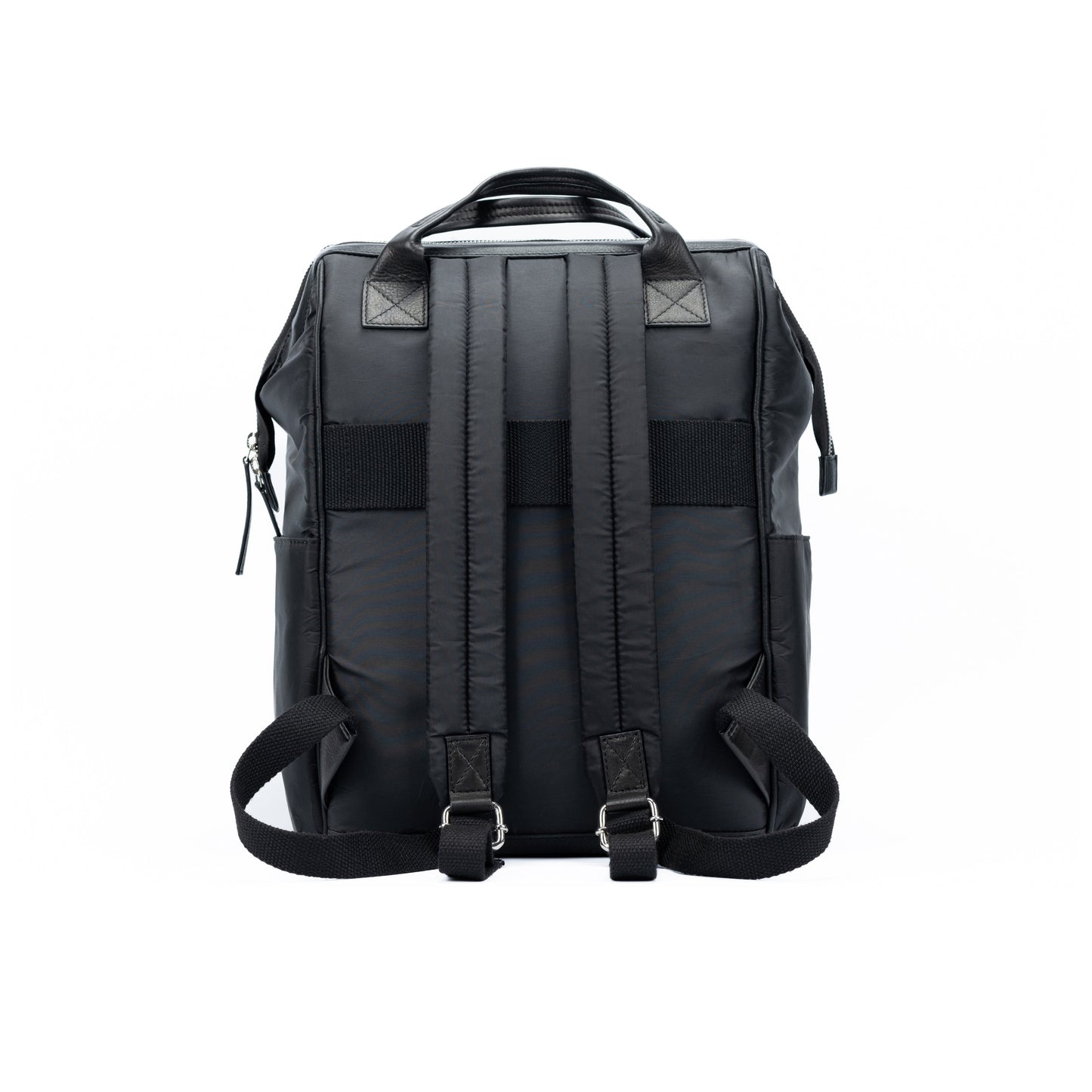 K0037AB | Zaino Idrorepellente in Nylon Waterproof/Vera Pelle pieno fiore con leggera grana - Colore Nero - Accessori Nickel lucido. Dimensioni: cm 27 x 39 x 19 - Confezione: Sacchetto Tnt-2
