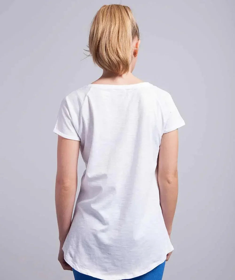 Donna di spalle con t-shirt bianca in cotone fiammato, stile streetwear casual