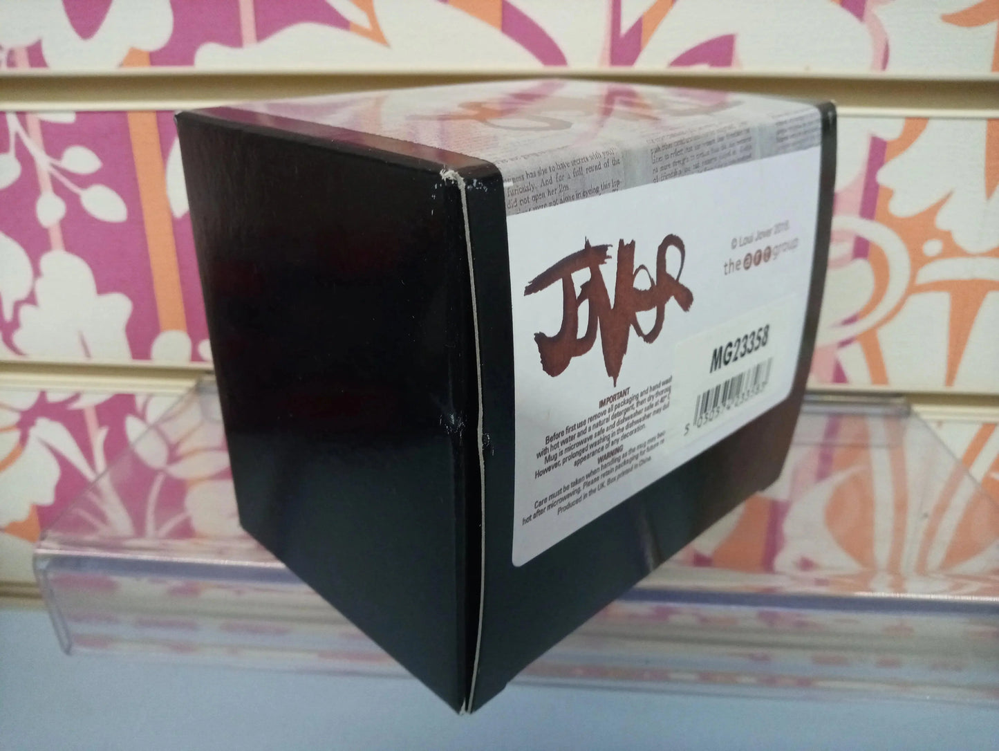 Scatola nera con etichetta JVDES su sfondo floreale, street style urban Rimini