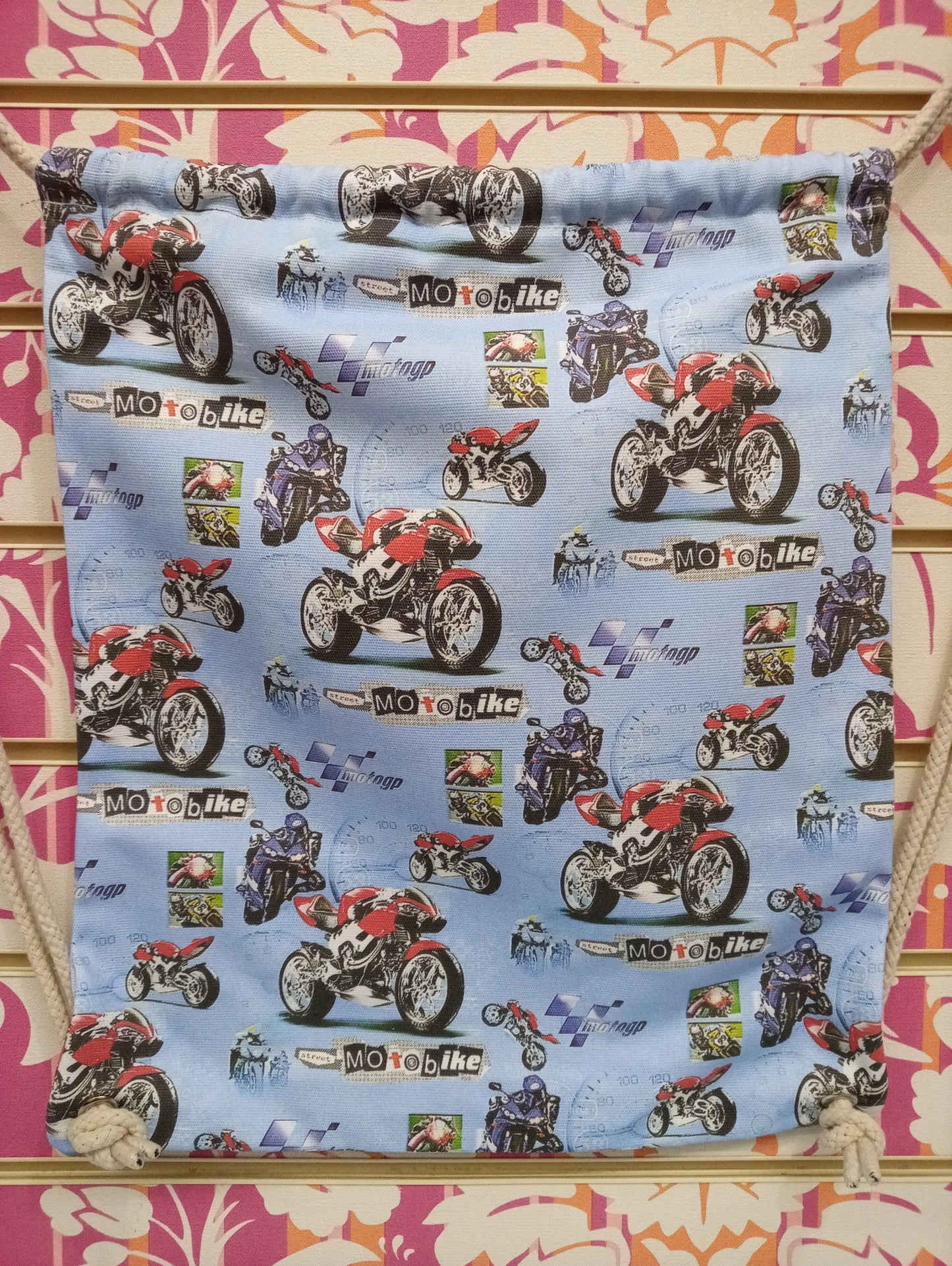 Zaino a sacca streetwear con stampa motociclette rosse, stile urban, sfondo colorato
