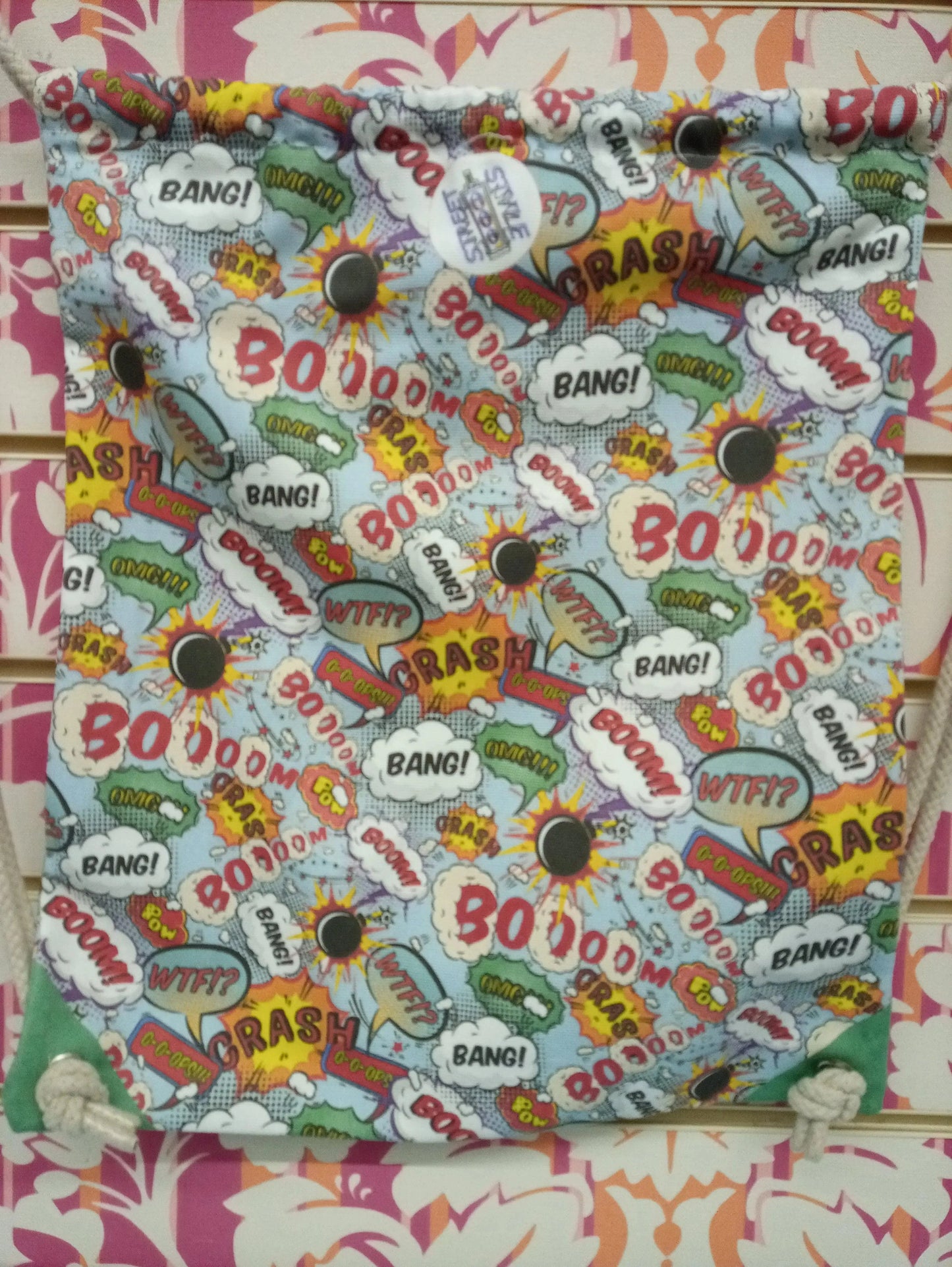 Zaino a sacca streetwear con stampa fumetti colorati, stile urban su sfondo floreale