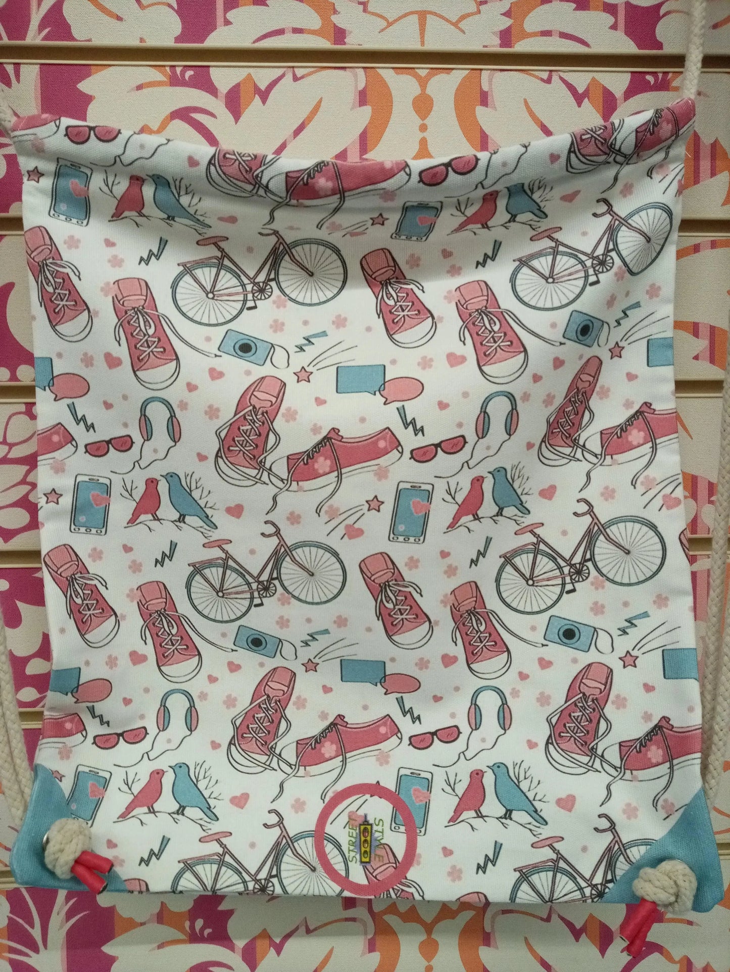 Zaino a sacca street style con stampa bici, sneakers, cuffie e occhiali, urban fashion