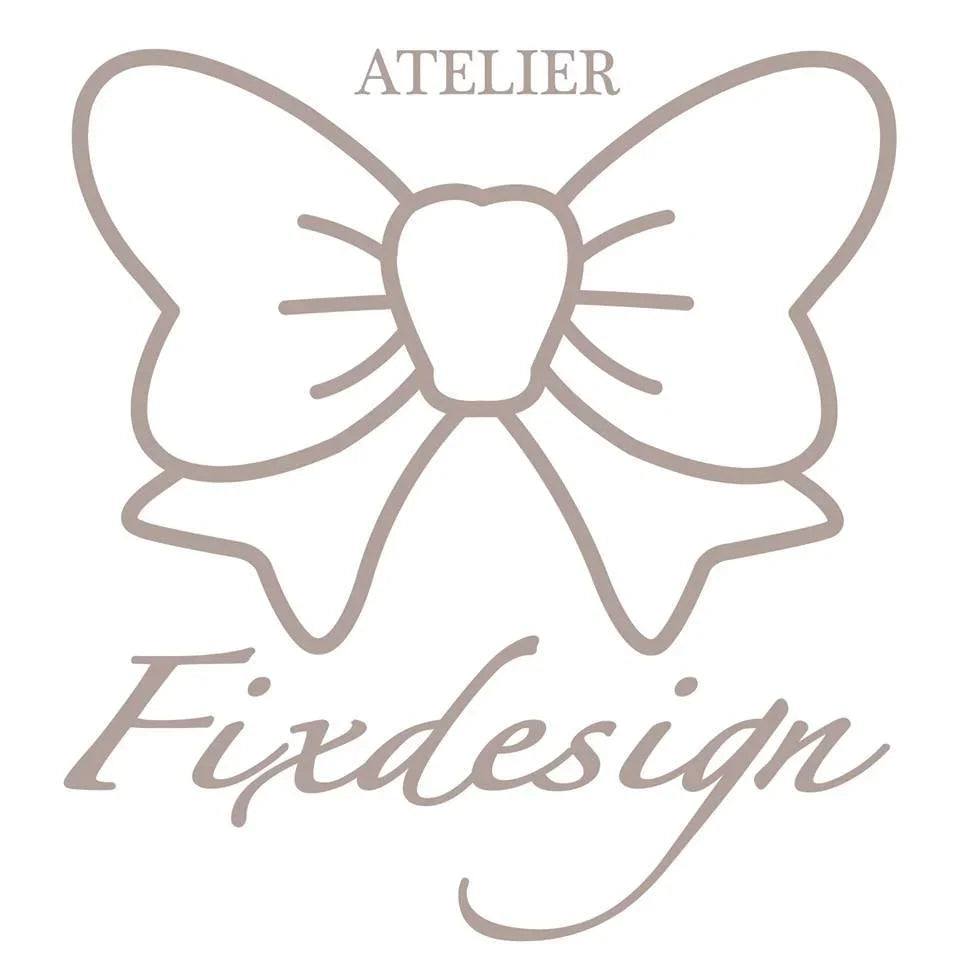 Logo Fixdesign Atelier con fiocco stilizzato, design elegante su sfondo bianco, streetwear donna.
