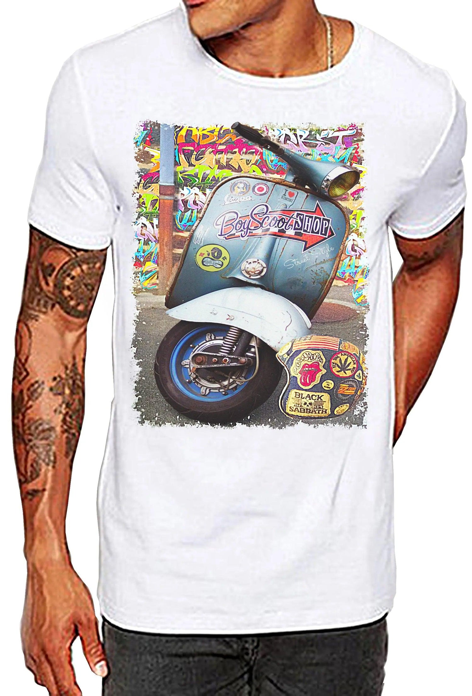 T-shirt bianca streetwear con stampa di scooter vintage, graffiti colorati e toppe urban.