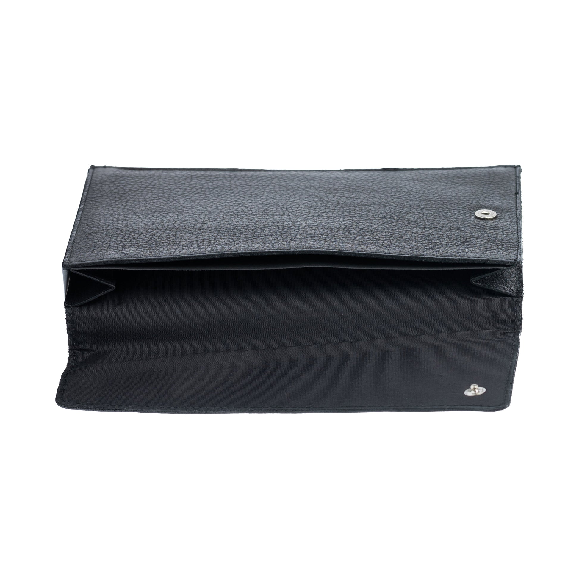 K0018AB | Porta Documenti Auto e Moto in Vera Pelle pieno fiore con leggera grana. Colore Nero. Chiusura con bottone automatico. Dimensioni: cm 19 x 13 x 1. Confezione: Sacchetto in Tnt-2