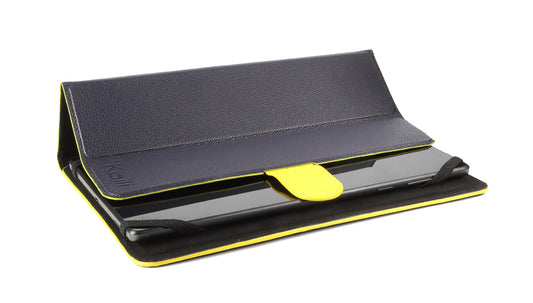 K0033DB | Custodia per Tablet Vera Pelle, pieno fiore, grana dollaro. Col.Blu con bordi Gialli. Chiusura con linguetta in contrasto. Dimensioni: cm 19,5 x 25,2 x 1. Confezione: Sacchetto Tnt-0