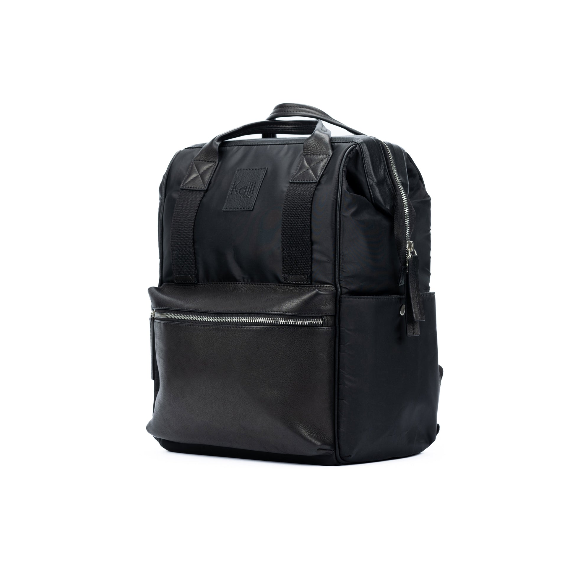 K0037AB | Zaino Idrorepellente in Nylon Waterproof/Vera Pelle pieno fiore con leggera grana - Colore Nero - Accessori Nickel lucido. Dimensioni: cm 27 x 39 x 19 - Confezione: Sacchetto Tnt-0