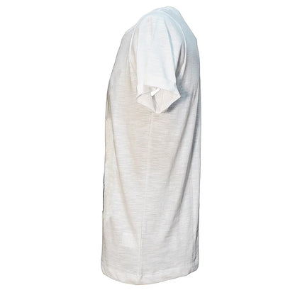 T-shirt uomo bianca in cotone fiammato, stile streetwear urban, vista laterale