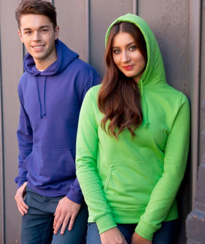 Felpa unisex streetwear in cotone, uomo blu navy e donna verde fluo, stile urban casual.