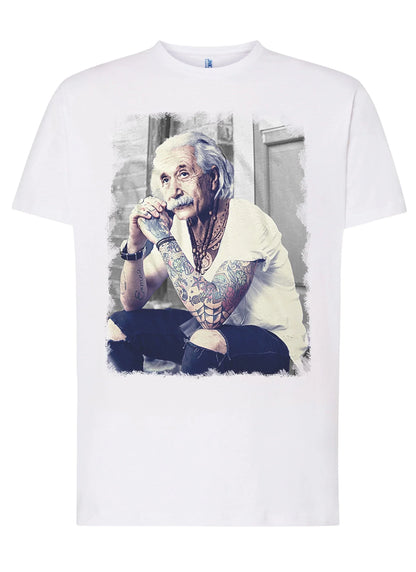 T-shirt bianca streetwear in cotone con stampa colorata di uomo anziano tatuato, stile urban