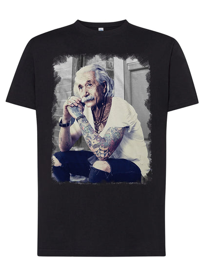 T-shirt nera streetwear in cotone con stampa colorata uomo tatuato, stile urban moderno.
